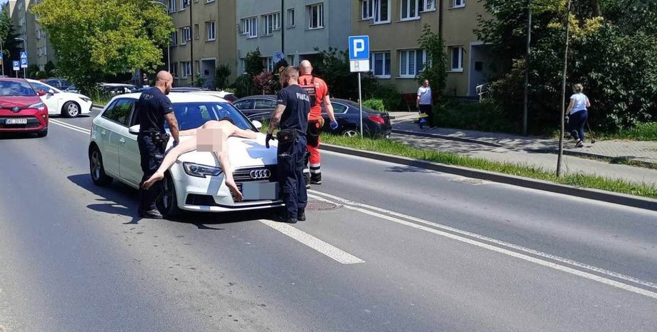 Украинец бросился на машину в Польше без одежды