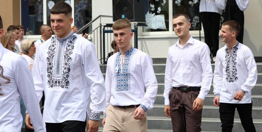 Выпускники украинских школ выезжают за границу 11-классники заканчивают школу дистанционно и выезжают за границу