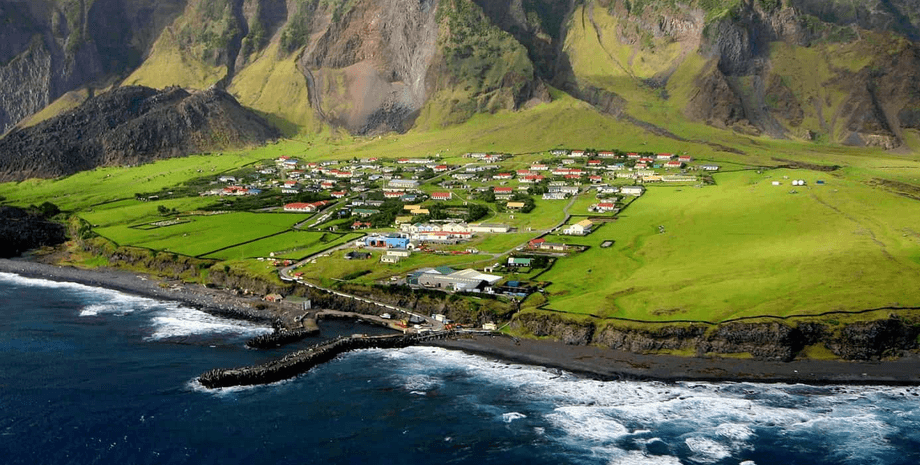 Острів Трістан-да-Кунья, відокремлений острів, місце без замків, усі один одного знають, 10 сімей, на острові немає злочинності