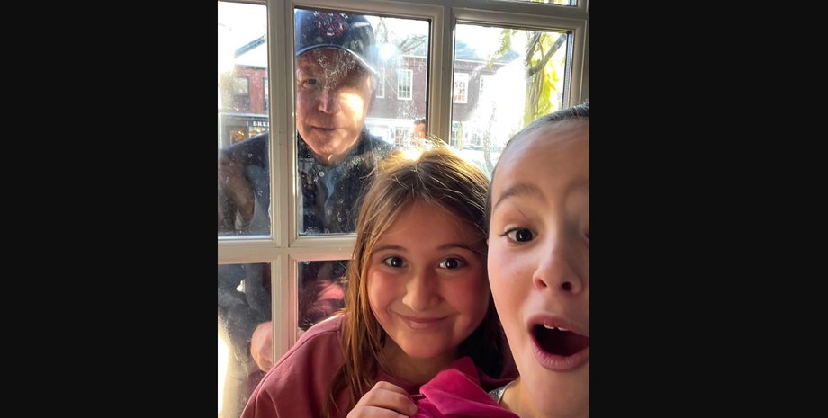 байден заглянул в окно, сэлфи с байденом, байден заглянул к девочкам в окно