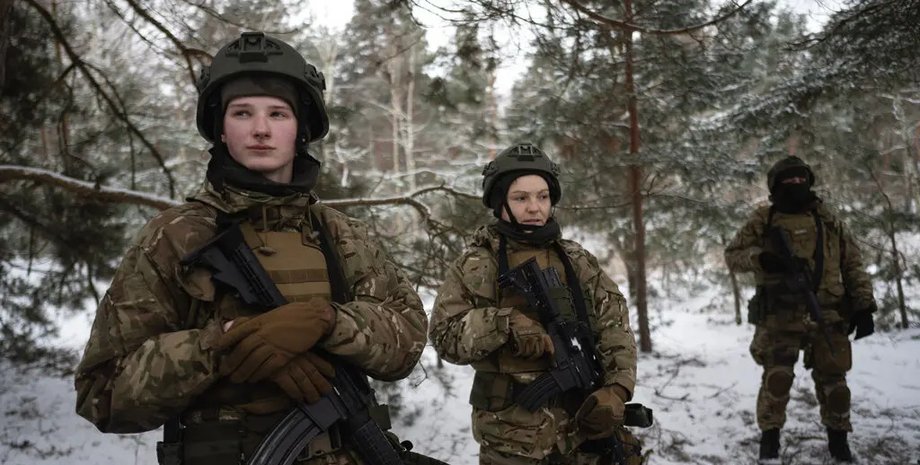 Солдат с позывным "Раза" (слева), "Луна" (справа)