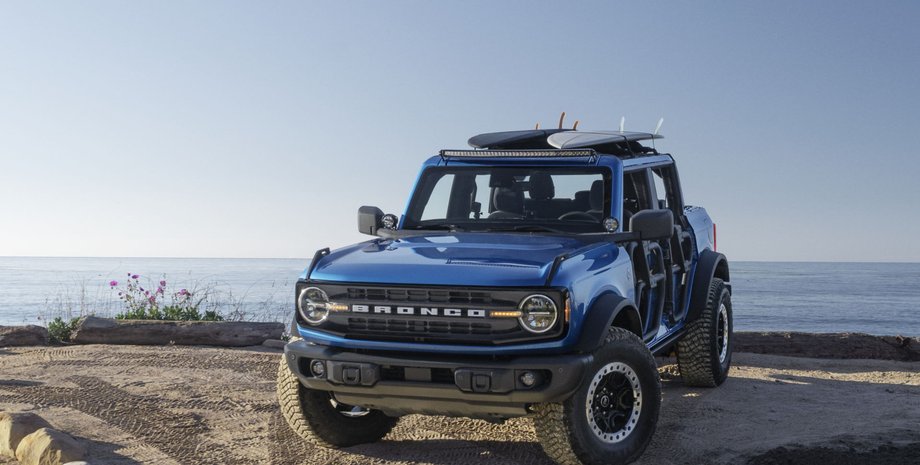 Ford представил внедорожник Bronco с уникальными дверьми.