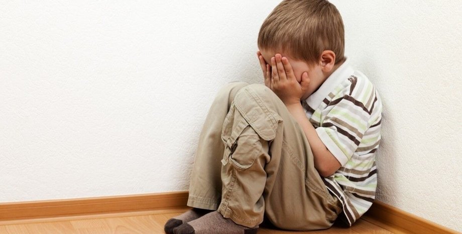 ребенок плачет, ребенок боится, мальчик боится, мальчик плачет