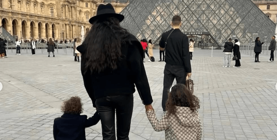 діти наомі кемпбелл, лувр, париж, наомі кемпбелл особисте життя, син наомі кемпбелл, мона ліза