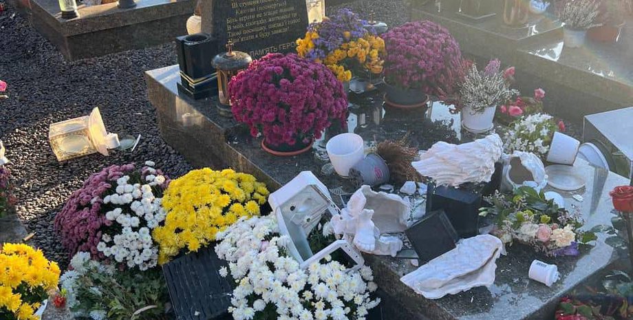 Вандалы разбили более двух десятков почетных захоронений погибших военных во Львове