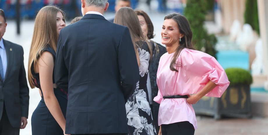 Королевская семья Испании, королева летиция стиль, королева летиция образы, месяц борьбы с раком молочных желез
