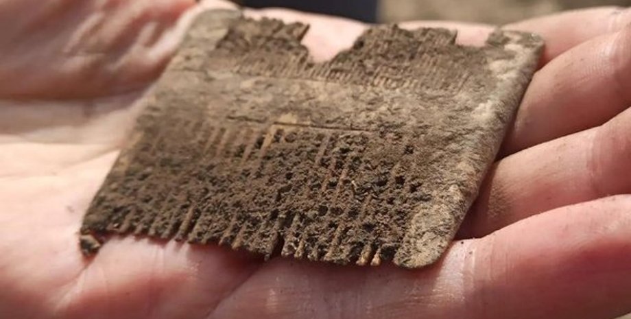 Україна, Рівне, Боярка, садиба, знахідка, археологія, археологи, дослідження, розкопки, підвіска, лунниця, намистина, скло, Київська Русь, історія, гребінь, Київ, поселення, артефакти