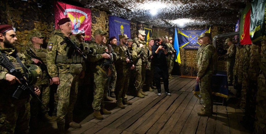 фото украинских военных во время награждения