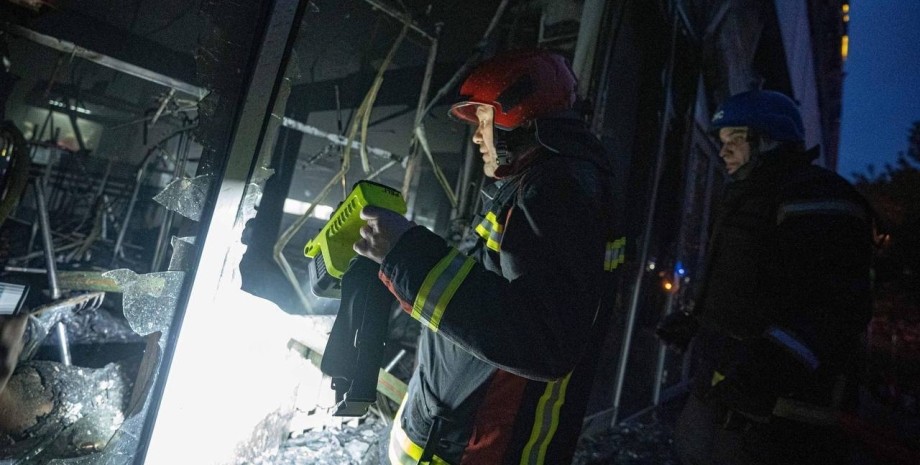 Рятувальники ДСНС Рятувальники, ДСНС, БПЛА у Києві, безпілотник, наслідки удару