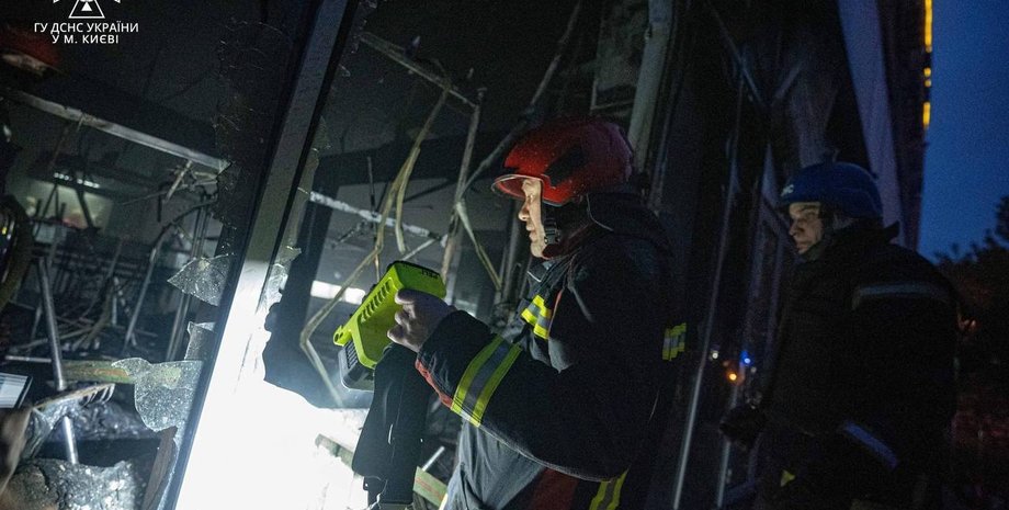 Рятувальники, ДСНС, БПЛА у Києві, безпілотник, наслідки удару