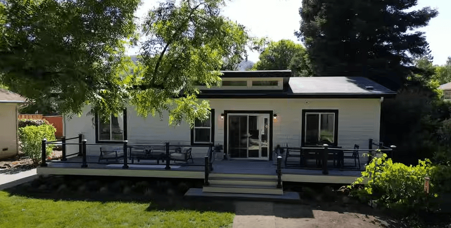 Пара не потянула жилье мечты за миллионы и построила такое во дворе родителей