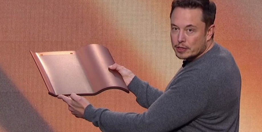 Илон Маск представляет солнечную панель / Фото: trueviralnews.com