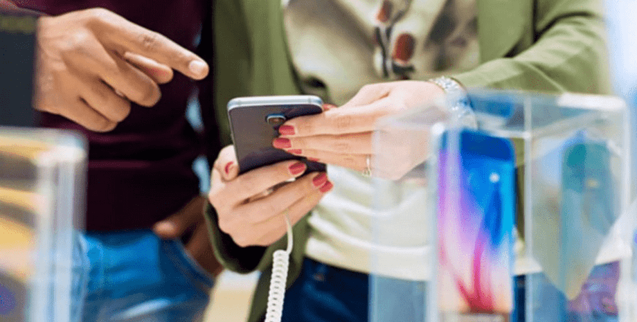 Покупка смартфона в магазине