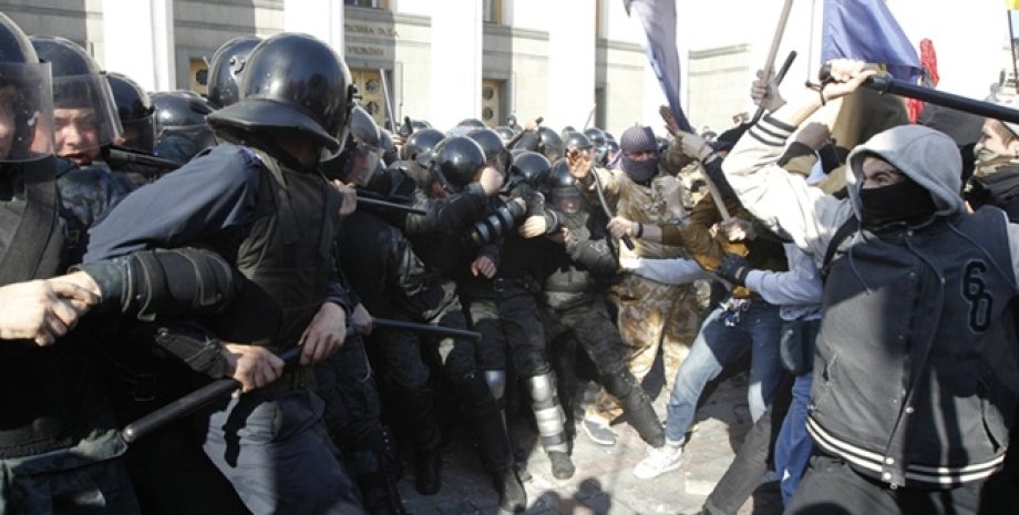 Cтолкновения возле ВР 14 октября / Фото: Reuters