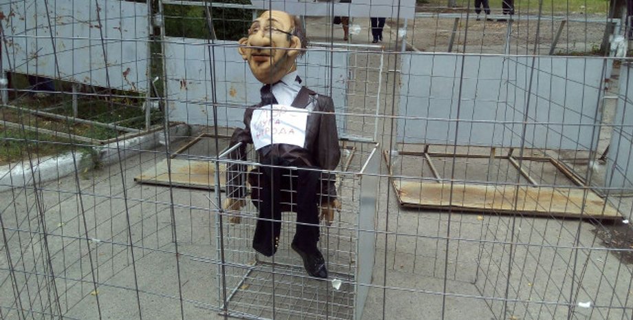 Чучело Геннадия Кернеса перед зданием суда / Фото: "Полтавщина"