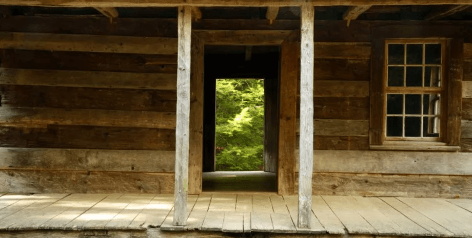 Американка, которая отдыхала в горах, встретила однажды таинственную фигуру возле своего дома, что это было