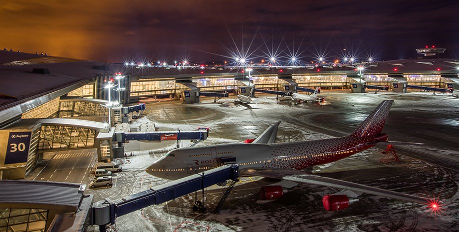 Москву атакуют беспилотники аэропорт Внуково Москва взрывы беспилотники беспилотники