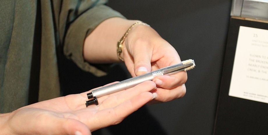 Ручка Базза Олдрина.