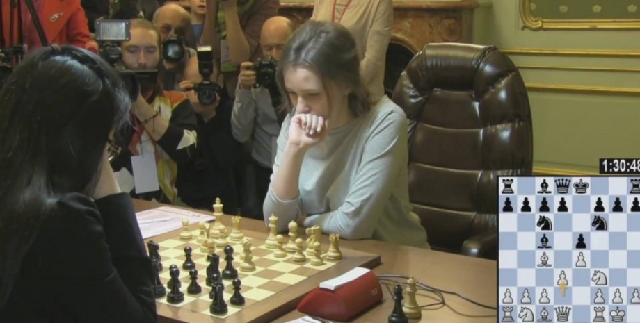 Мария Музычук играет против Хоу Ифань / Видеокадр из YouTube