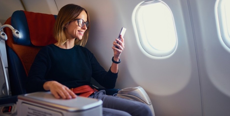 пассажир с телефоном, интернет в самолетах, Starlink Aviation, авиалайнер, пассажиры самолетов интернет