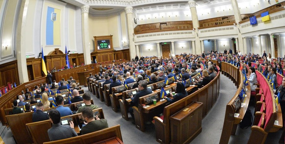 Народні депутати підтримали пропозицію президента Володимира Зеленського щодо подовження воєнного стану, але один був проти