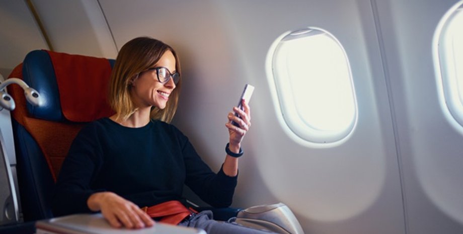 пассажир с телефоном, интернет в самолетах, Starlink Aviation, авиалайнер, пассажиры самолетов интернет