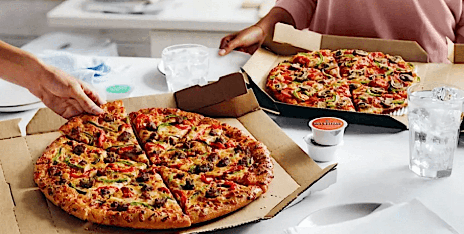 Пицца в коробке, пицца, еда, коробка, квадратная коробка, упаковка для пиццы, пицца на вынос, доставка пиццы, круглые коробки