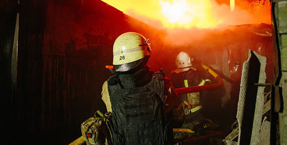 Пожарные на месте пожара