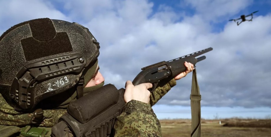 ВС РФ заставляют бойцов сбивать дроны калашами ВС РФ заставляют бойцов сбивать FPV-дроны калашами