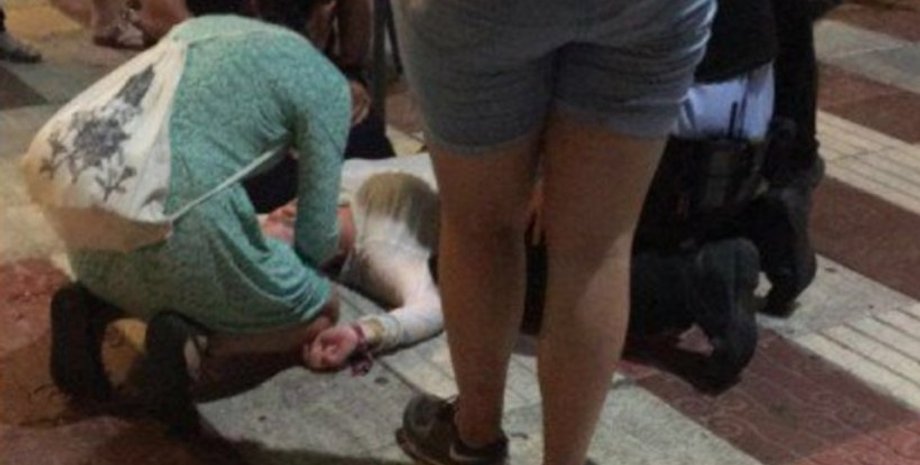 Пострадавшая во время паники в Жироне / Фото: twitter.com/FenixNegre