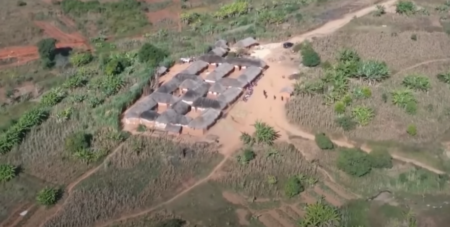 Мужчина построил деревню для жен Мужчина построил деревню для жен, дом для жены, 16 жен, 104 ребенка, огромная семья, в деревне живет одна семья, у мужчины 16 жен