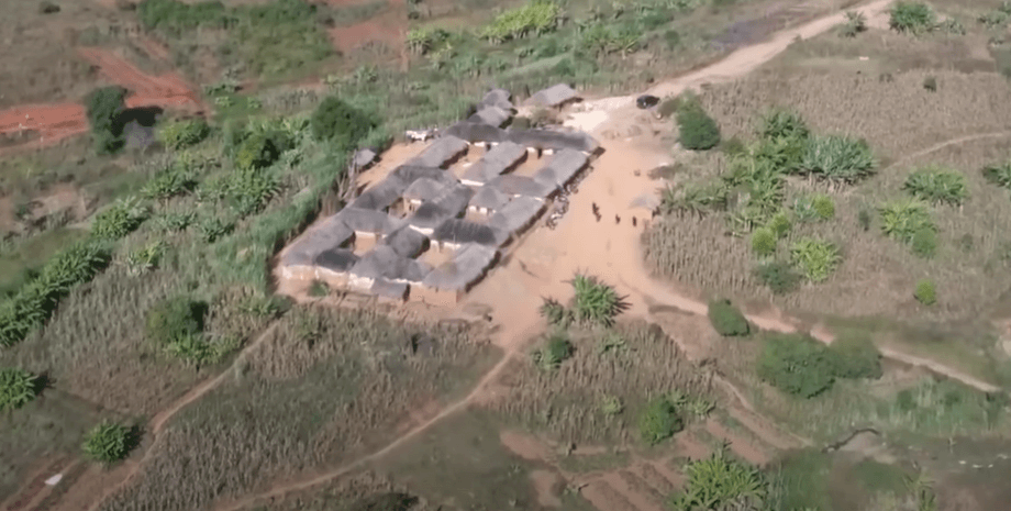 Мужчина построил деревню для жен, дом для жены, 16 жен, 104 ребенка, огромная семья, в деревне живет одна семья, у мужчины 16 жен