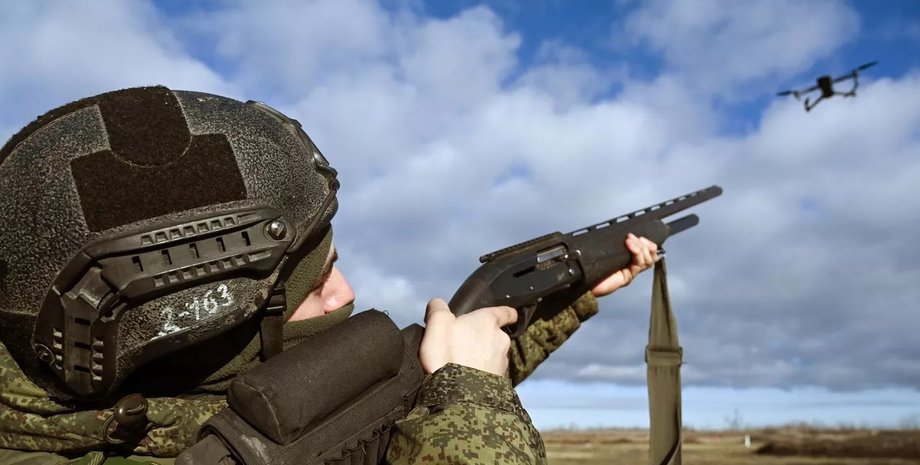ЗС РФ змушують бійців збивати FPV-дрони калашами