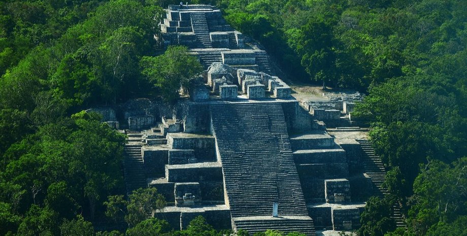 Калакмуль, сооружение, деревья, фото