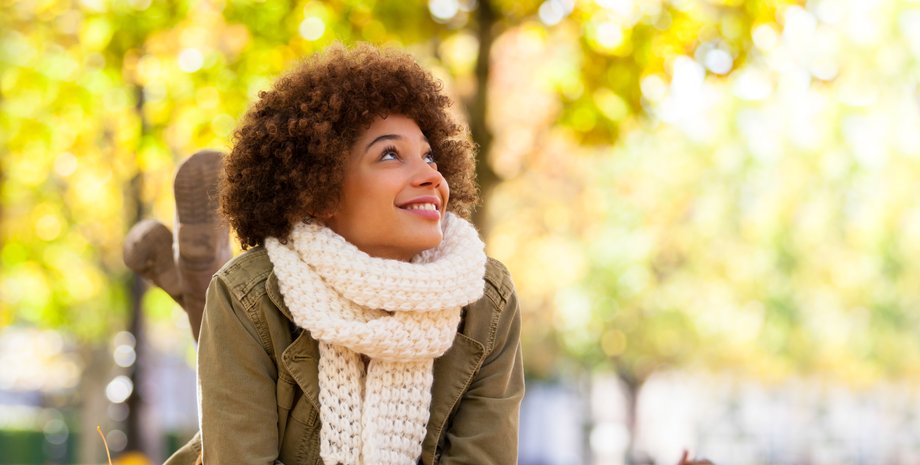 шарф девушка трендовые шарфы на осень 2025 года