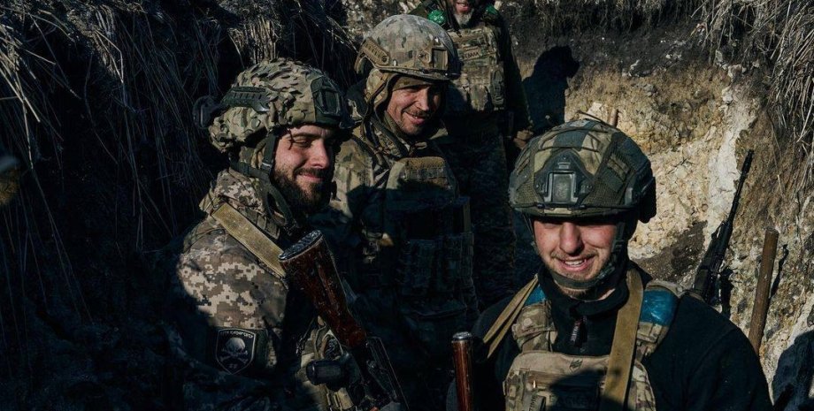 Украинские бойцы в окопах