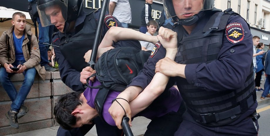 Так заканчиваются митинги протеста в России / Фото: Reuters