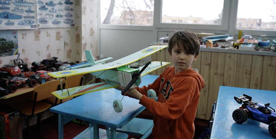 Denis Puz de neuf ans du village de Peschane a rassemblé un modèle de l'avion. L...