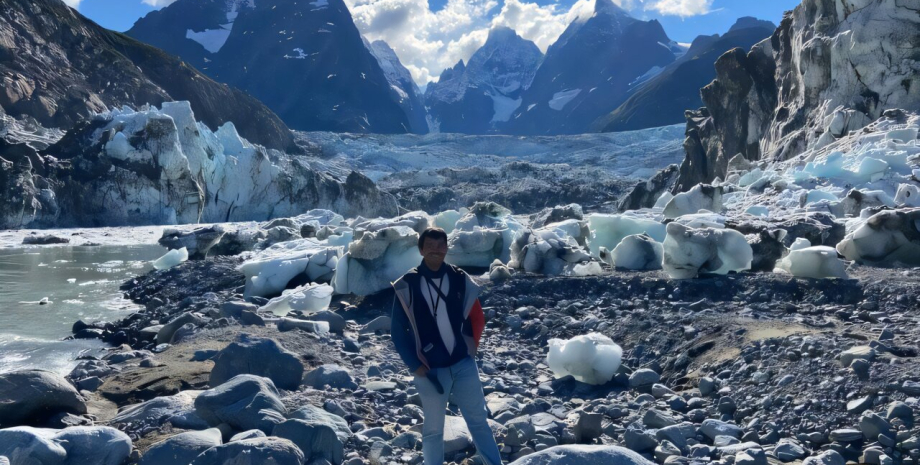 Доктор Вех перед озером Ноу-Лейк у Канадт, яке перекрите льодовиком Тулсеква і пересихає кілька разів на рік озеро Ноу-Лейк, льодовикове озеро, льодовикове озеро Ноу-Лейк