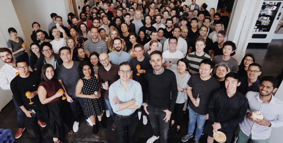 Майк Кригер и Кевин Систром (в центре) с коллективом Instagram. Фото: пресс-служба Instagram