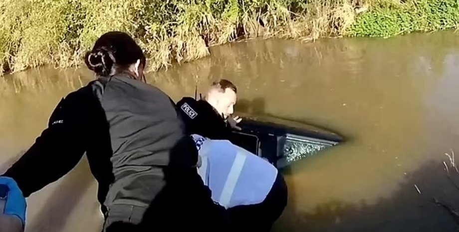 Полиция, спасатели, тонущая машина, автомобиль, брод, водоем, вода