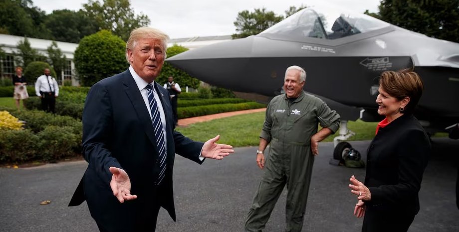 Дональд Трамп біля винищувача F-35