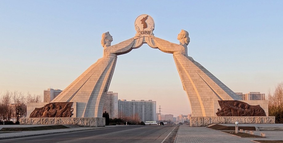 Арка Возз'єднання у КНДР Арка Возз'єднання у КНДР, КНДР відносини з Південною Кореєю, КНДР Кім Чен Ин, КНДР відмова від миру