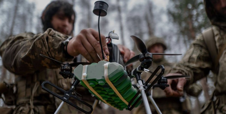 Українські бійці та дрон