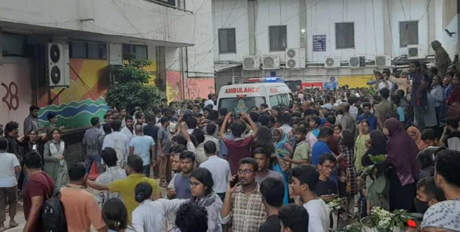 Тренировочный истребитель ВВС упал на территорию кампуса