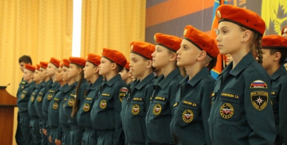 российская молодежь, девочки в форме, милитаризация детей