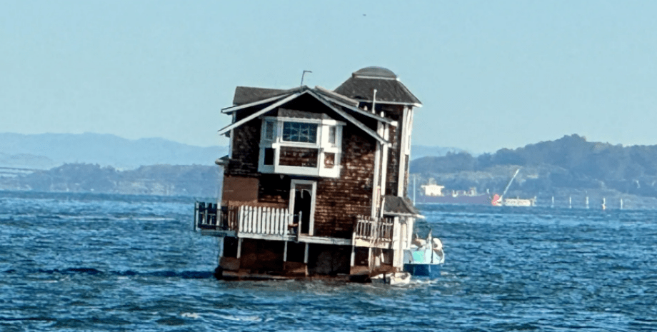 Жилой дом на воде проплыл по заливу в Сан-Франциско, пристань Редвуд-Сити, жилье, недвижимость, курьезы, фото
