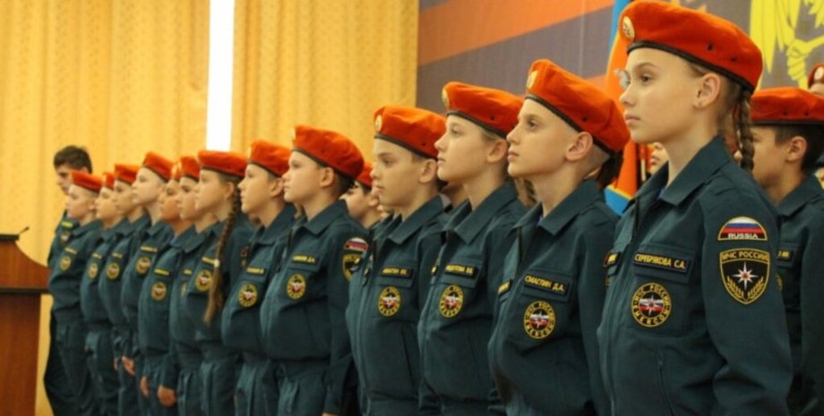 российская молодежь, девочки в форме, милитаризация детей