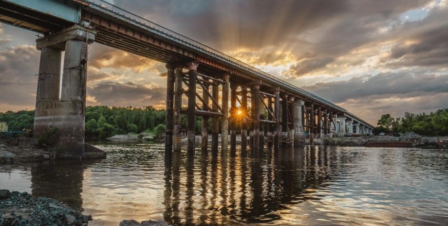 Die Kyiv Bridge in Tschernihiv wurde im März 2022 zerstört, und jetzt hat das Un...