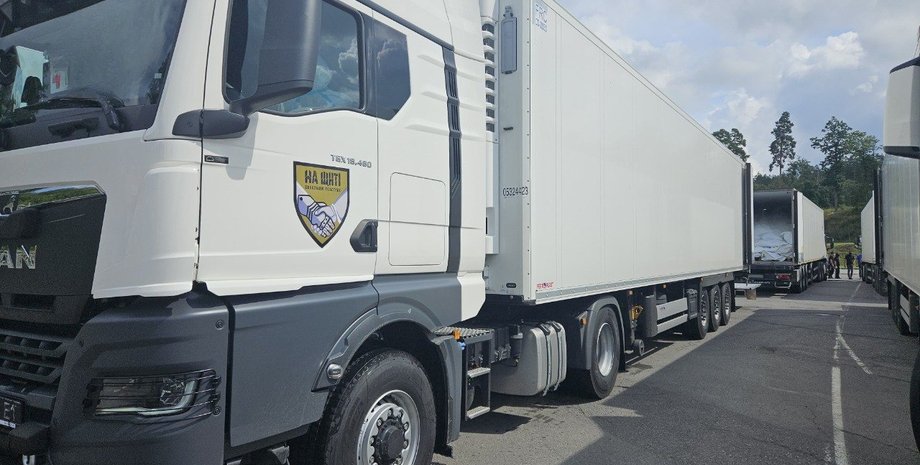 Россияне вернули тела 1000 погибших украинцев, которых везут на опознание на грузовиках с надписью "На щите"